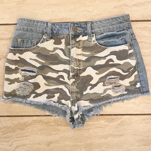 BDG Urban Outfitters Sz 6 /28 High Rise Dree Cheeky Distressed Camo Shorts Denim - Picture 5 of 11